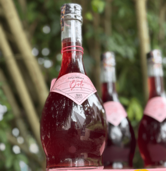 Garrafas do licor de jaboticaba "boto", edição especial da Onça Bêbada
