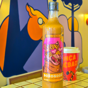 Imagem da garrafa Borogodó licor doce de leite cumaru onça bêbada cachaça artesanal