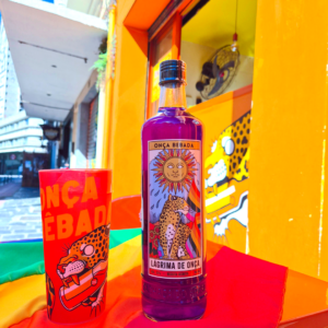 Imagem da garrafa Lágrima de Onça Cachaça Artesanal receita secreta com ervas clitoria muda de cor